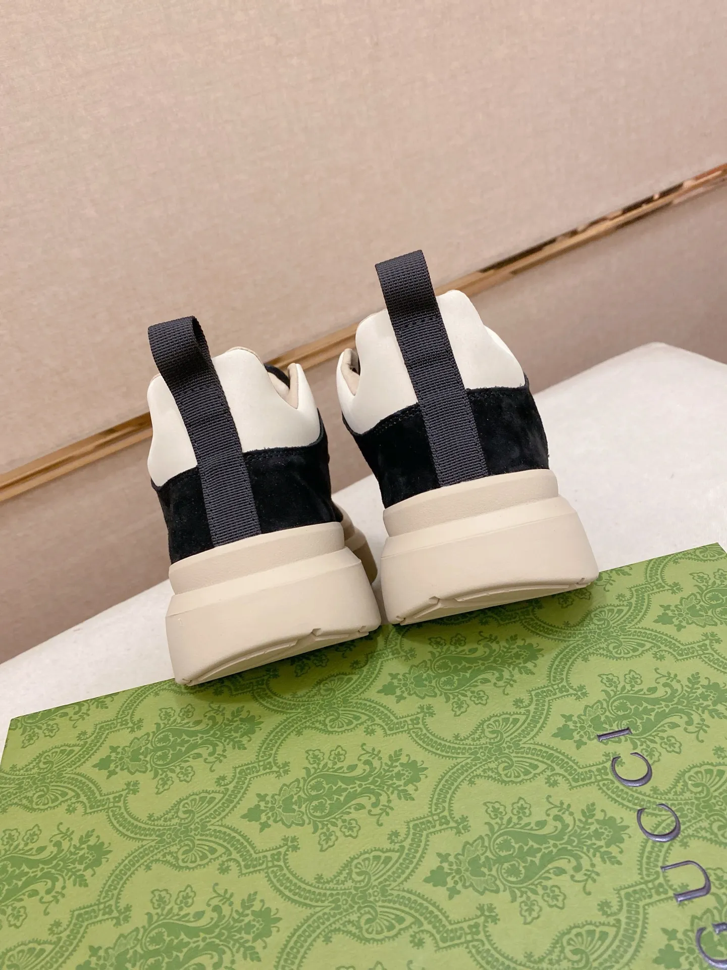 Men's men's shoes 💰 462💰🇮🇹🇮🇹GUCCI (Gucci) top 🔍🔍 new models are on sale at the same time at the counter. The uppers 🇮🇹 are imported from Italy and are made of top-grain cowhide. Fully imported genuine leather lining 💪💪, completely 1⃣️ to 1⃣️ replica 🇮🇹💪💪, ⚠ sole: original sole provided by the original factory, exclusive movable molded sole super comfortable, ⚠ original factory follow-up, 🔍🔍 high quality, you can go in and out of the counter at will, welcome to compare⚠. Code number:38-44